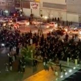 Une vidéo obtenue par l'agence AP montre des personnes bloquant une intersection pendant une manifestation jeudi à Téhéran. KEYSTONE/AP