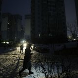 La moitié des immeubles résidentiels de Kiev étaient privés d'électricité vendredi après les bombardements massifs russes de la veille. KEYSTONE/EPA/SERGEY DOLZHENKO