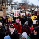 Malgré une température fraîche, des milliers de personnes se sont rassemblées à Minneapolis pour protester contre la mort d'une femme abattue par un agent de l'ICE. KEYSTONE/AP/Christopher Katsarov