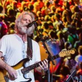 Malgré un traitement contre le cancer, Bob Weir avait célébré sur scène en août ses 60 ans de carrière trois soirs de suite à San Francisco (archives). KEYSTONE/AP/Amy Harris