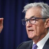 Le président américain Donald Trump fait pression sur le président de la Fed, Jerome Powell (image), pour pousser la banque centrale à abaisser plus fortement ses taux (archives). KEYSTONE/EPA/WILL OLIVER