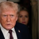 Donald Trump promet 25% de droits de douane à quiconque commercera avec l'Iran. KEYSTONE/AP/Julia Demaree Nikhinson