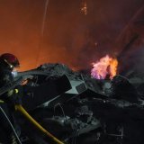 Image d'illustration d'un pompier tentant d'éteindre un feu après une attaque de missile à Kharkiv, en début d'année. KEYSTONE/AP/Andrii Marienko