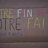 Image d'illustration d'un slogan brandi par les manifestants, la veille, dans les Pyrénées-Atlantiques. KEYSTONE/EPA/GUILLAUME PINON