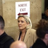 Marine Le Pen, la cheffe du Rassemblement national, joue sa candidature à la présidentielle dans ce procès en appel. KEYSTONE/EPA/YOAN VALAT