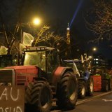 Les agriculteurs ont passé la nuit à Paris mais ont commencé à quitter la capitale avant les premières aurores. KEYSTONE/AP/Christophe Ena