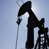 Jeudi matin, le baril de WTI nord-américain lâchait 3,24% à 60,00 dollars, et celui de Brent de la mer du Nord 3,22% à 64,37 dollars (archives). KEYSTONE/EPA/CAROLINE BREHMAN