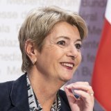 Deux jours avant le comité interpartis "Oui à l'imposition individuelle", la ministre des finances Karin Keller-Sutter a aussi défendu le projet (archives). KEYSTONE/PETER SCHNEIDER