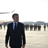 Emmanuel Macron lors d'une revue des troupes jeudi à la base aérienne d'Istres. KEYSTONE/EPA/PHILIPPE MAGONI / POOL