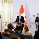 Le président de la Confédération Guy Parmelin (à g.) et son homologue autrichien Alexander Van der Bellen jeudi à Vienne devant les médias. KEYSTONE/EPA/MAX SLOVENCIK