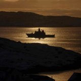 Le Danemark a annoncé renforcer sa présence militaire au Groenland. En photo, un vaisseau de la marine royale danoise au large de Nuuk. KEYSTONE/AP/Evgeniy Maloletka