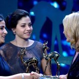 La militante syrienne Sarah Mardini (à gauche) a été acquittée au terme d'un nouveau procès en Grèce pour trafic de migrants. Avec sa soeur Yusra, elles ont inspiré le film diffusé sur Netflix, "Les nageuses", en 2022 (archives). KEYSTONE/EPA DPA/CLEMENS BILAN