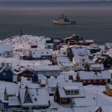 Les militaires étaient plus visibles vendredi dans la capitale groenlandaise. KEYSTONE/AP/EVGENIY MALOLETKA