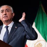 Le fils de l'ancien chah d'Iran s'est dit convaincu que la République islamique allait "tomber". "Ce n'est pas une question de 'si', mais de 'quand'", a lancé Reza Pahlavi à la presse à Washington. KEYSTONE/AP/Mark Schiefelbein