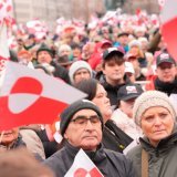 Sous un ciel gris et brumeux, les manifestants, munis de drapeaux groenlandais et danois, formaient une marée rouge et blanche aux couleurs de ces drapeaux. KEYSTONE/AP/Emil Helms