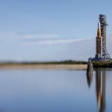 La fusée SLS est transportée depuis le bâtiment d'assemblage des véhicules de la NASA vers la rampe de lancement 39B au Centre spatial Kennedy. KEYSTONE/EPA/CRISTOBAL HERRERA-ULASHKEVICH