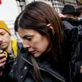 Jessica Moretti est arrivée vers 8h30 au Ministère public, devant se frayer un chemin entre les journalistes et photographes présents. KEYSTONE/JEAN-CHRISTOPHE BOTT