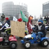 Des centaines d'agriculteurs étaient réunis à Strasbourg, à bord de tracteurs, pour dire leur hostilité à l'accord, signé samedi au Paraguay. KEYSTONE/EPA/YOAN VALAT