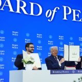 Donald Trump a signé jeudi la charte fondatrice de son Conseil de paix. KEYSTONE/AP/Evan Vucci