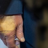 Le dos de la main droite de Donald Trump est régulièrement maquillé ou pansé pour cacher des bleus (archives). KEYSTONE/AP/ALEX BRANDON