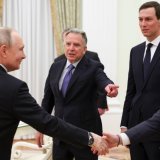 La rencontre jeudi entre Vladimir Poutine, à gauche de l'image, et Steve Witkoff, au centre, a duré trois heures et demie, selon Moscou. KEYSTONE/AP/Alexander Kazakov