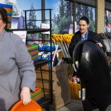 Les Américains (ici dans le Maryland) s'équipent en prévision de la tempête annoncée. KEYSTONE/EPA/JIM LO SCALZO