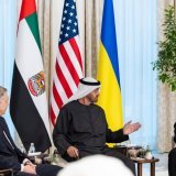 Le président des Emirats arabes unis Mohamed bin Zayed Al Nahyan (2e depuis la droite) réuni avec l'Américain Jared Kushner (gauche), le Russe Igor Kostyukov (2e depuis la gauche) et l'Ukrainien Rustem Umerov (à dr.). KEYSTONE/EPA/UAE Presidential Court /HANDOUT HANDOUT