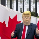 Donald Trump ne ménage pas son voisin du nord, le Canada, le menaçant à nouveau de droits de douane exorbitants. (archives) KEYSTONE/AP/BEN CURTIS