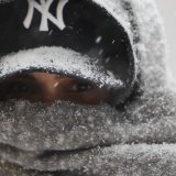 Les autorités ont averti que le froid devrait durer toute la semaine. Ici, un passant emmitouflé à New York pris en photo dimanche. KEYSTONE/AP/Heather Khalifa