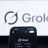 En cause: une fonctionnalité permettant aux utilisateurs de demander à Grok de créer de fausses images dénudées à partir de photos réelles de mineurs ou de femmes. KEYSTONE/EPA/FAZRY ISMAIL