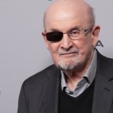 L'écrivain Salman Rushdie était présent à la première du film documentaire "Knife: The Attempted Murder of Salman Rushdie" au Sundance Film Festival, dimanche, à Park City (Etats-Unis). KEYSTONE/AP/Chris Pizzello