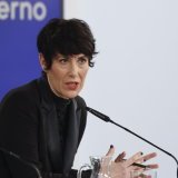 Porte-parole du gouvernement et ministre de la Sécurité sociale et des Migrations, Elma Saiz veut donner de l'élan à l'économie en régularisant ainsi des sans-papiers. KEYSTONE/EPA/Chema Moya