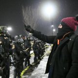 Des agents de l'ICE viendront en mission de soutien aux Jeux olympiques en Italie. Les autorités américaines ne précisent pas s'ils seront pareillement masqués (Photo d'illustration). KEYSTONE/EPA/CRAIG LASSIG