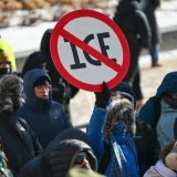La présence de la police de l'immigration dans les rues de Minneapolis continue d'atiser les tensions, après la mort d'un deuxième manifestant. KEYSTONE/EPA/CRAIG LASSIG