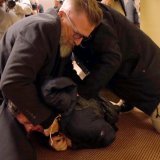 L'individu qui a projeté un liquide sur Ilhan Omar a été plaqué au sol par le service de sécurité. KEYSTONE/AP/Richard Tsong-Taatarii