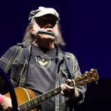 Il suffira désormais d'indiquer un numéro de téléphone groenlandais pour avoir un accès gratuit au catalogue du chanteur Neil Young (archives). KEYSTONE/EPA/ANDY RAIN