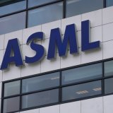 Le groupe basé à Veldhoven, dans le sud des Pays-Bas, qui compte environ 44'000 employés dans le monde, est très suivi sur les marchés, car il vend des machines de pointe pour la fabrication de semi-conducteurs, fortement demandées depuis la croissance de l'intelligence artificielle (archives). KEYSTONE/AP/Peter Dejong