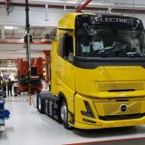 Volvo Group a vu son bénéfice net chuter à 34,7 milliards de couronnes (3,02 milliards de francs) l'an dernier, contre 50,6 milliards en 2024 (archives). KEYSTONE/EPA/OLIVIER HOSLET