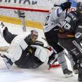 Robert Mayer (au centre) a vécu une sale soirée. KEYSTONE/MARTIAL TREZZINI