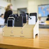Depuis la rentrée scolaire, les smartphones et montres connectées sont rangées à l'écart des cours dans les écoles primaires.
