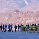 Des policiers valaisans transportent des cercueils de victimes italiennes dans un avion militaire à l'aéroport de Sion.