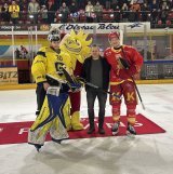 Derek Cormier, au centre, a remis les prix de fin de match aux meilleurs joueurs d'Arosa et du HC Sierre