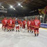 Les joueurs du HC Sierre fêtent leur succès face aux GCK Lions