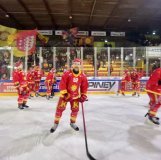 Les joueurs du HC Sierre fêtent leur qualification avec les supporters du virage est