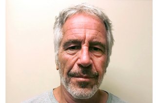La mort de Jeffrey Epstein, retrouvé pendu dans sa cellule à New York le 10 août 2019, a alimenté d'innombrables théories du complot selon lesquelles il aurait été assassiné pour étouffer un scandale éclaboussant des personnalités de premier plan. KEYSTONE/AP