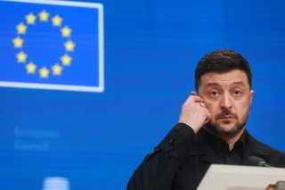La présence du président ukrainien Volodymyr Zelensky à Bruxelles n'aura pas suffi à faire accepter l'utilisation des fonds russes gelés par l'UE pour financer l'effort de guerre ukrainien. KEYSTONE/EPA/OLIVIER HOSLET