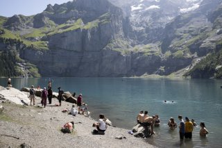 La Suisse - ici le lac d'Oeschinen (BE) a la cote auprès des touristes. Le nombre de nuitées passées en Suisse passera un nouveau record en 2025 selon Suisse Tourisme. KEYSTONE/ANTHONY ANEX