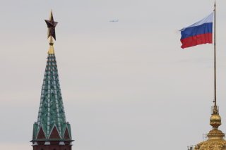 La Banque centrale de Russie a abaissé son taux directeur de 16,5% à 16% dans un contexte de ralentissement de la croissance, l'économie russe subissant les conséquences de l'offensive en Ukraine et des sanctions occidentales. (archives) KEYSTONE/EPA/MAXIM SHIPENKOV