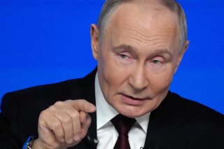 Lors de sa conférence annuelle, Vladimir Poutine s'est félicité des gains territoriaux obtenus dans l'est de l'Ukraine par les forces russes, assurant que les Ukrainiens "reculent dans toutes les directions". KEYSTONE/AP/Pavel Bednyakov