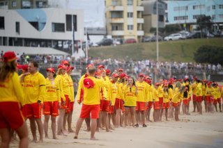 Les sauveteurs en mer de Bondi ont rendu hommage aux victimes de l'attentat de Bondi, à Bondi Beach. KEYSTONE/EPA/BIANCA DE MARCHI